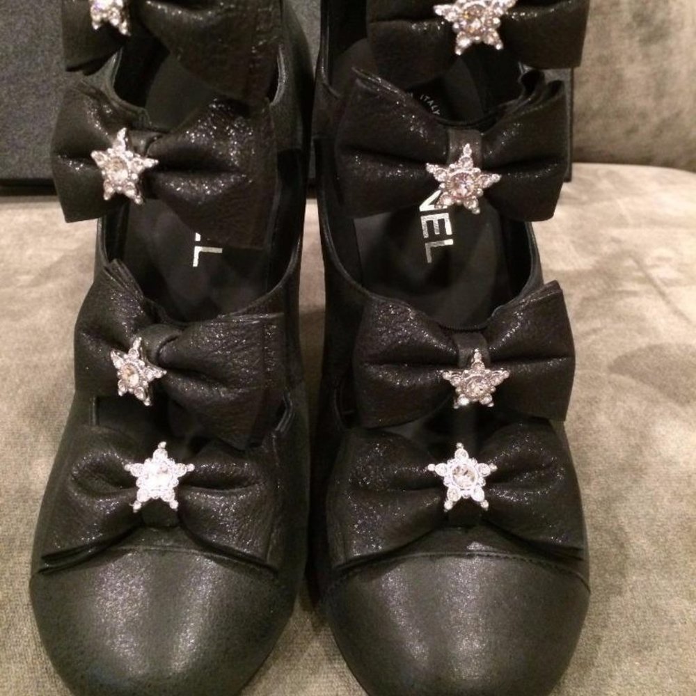 CHANEL Black High Heels with Bow Details - Picture 4 of 11